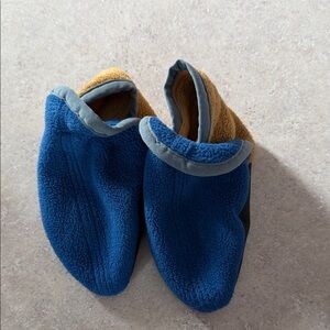 Patagonia Blue and Tan 6-13 month Fleece Slippers